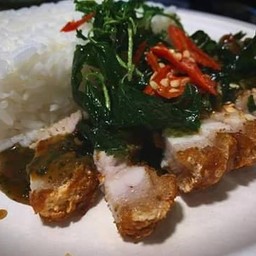 ข้าวหมูกรอบซอสกระเพรา