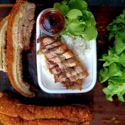 ข้าวหมูกรอบซอสจิ้มแจ่ว