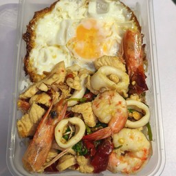 กะเพรารวม (หมู หมึก กุ้ง) ไม่รวมไข่