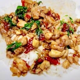 กะเพราไก่ ราดข้าว