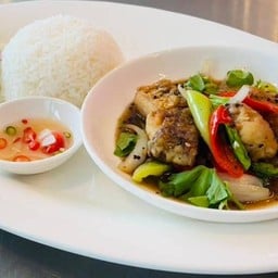 ข้าวปลากะพงผัดกระเทียมพริกไทยดำ