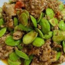 หมูชิ้นผัดกะปิใส่สะตอเบีบมะนาวนิดหนึ่งป็นกับข้าว