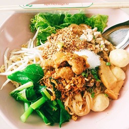 ก๋วยเตี๋ยวแห้งคลุกซอสไก่(ไก่สับรวน+ลูกชิ้นปลา,ไก่+ปลาเส้น)