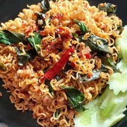 มาม่ากะเพราพริกแห้งเนื้อบดโคขุน