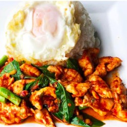 ผัดพริกแกงไก่ราดข้าว