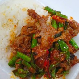 ผัดพริกแกงเนื้อราดข้าว
