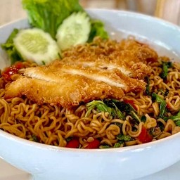มาม่าผัดกะเพราไก่กรอบ