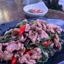 กะเพราหมู กับข้าว