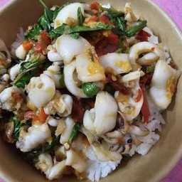 ข้าวกะเพราปลาหมึกพริกแห้ง