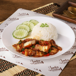 ข้าวกระเพราหมูกรอบ - Rice topped with stir-fried pork and basil