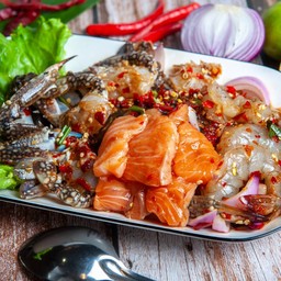 ยำทะเลรวม (กุ้งสด,ปูม้า,แซลมอน)