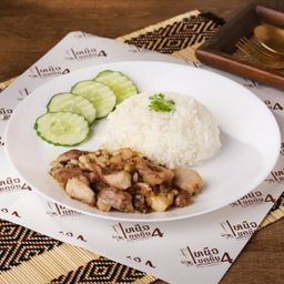 ข้าวกระเทียมไก่ - Rice chicken stir-fried with garlic and pepper