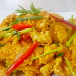 ผัดผงกะหรี่ไก่ราดข้าว