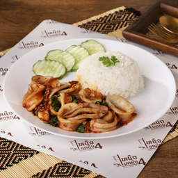 ข้าวกระเพราปลาหมึก - Rice topped with stir-fried squid and basil
