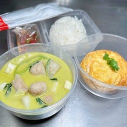 ข้าว+แกงเขียวหวานลูกชิ้นปลากราย+ไข่ฟูปู