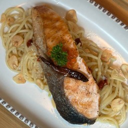 สปาเก็ตตี้ผัดพริกกระเทียม แซลมอนย่าง