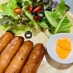 ไส้กรอกชาโคว์กิล์ลย่าง เสิร์ฟกับสลัดผักออแกนิคและมัสตาร์ด