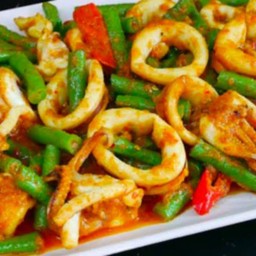 ผัดพริกแกงปลาหมึกราดข้าว