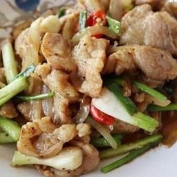 หมูชิ้นหมักนุ่มเด้งน้ำมันหอย ราดข้าว