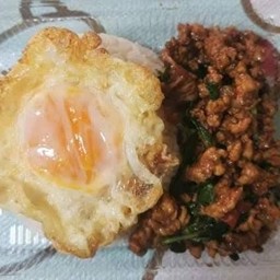 กระเพราหมูสับไข่ดาว