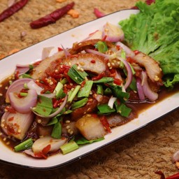 ยำคอหมูทอด