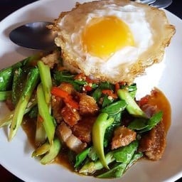 คะน้าหมูกรอบไข่ดาว