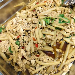 ผัดกระเพราหน่อไม้สดอกไก่