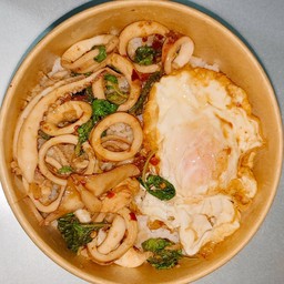 ข้าวกระเพราปลาหมึกจุกๆ