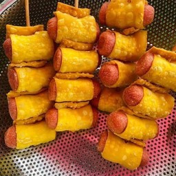 เกี้ยวห่อใส้กรอกแดง ไม้ละ20