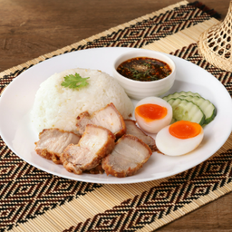 ข้าวสามชั้นทอด+ไข่ต้มยางมะตูม - Deep-fried Pork Belly with Boiled eggs