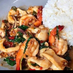 กระเพราทะเลราดข้าวไข่ดาวพิเศษ