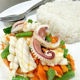 ข้าวราดปลาหมึกผัดพริกเหลือง