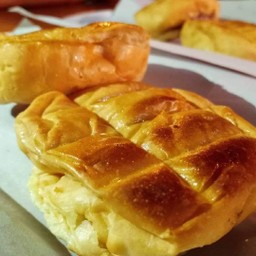 ขนมปังใส้ปลิ้นฝอยทอง