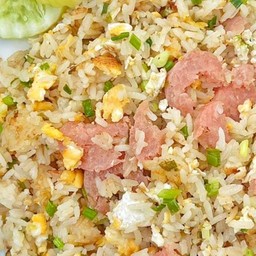 ข้าวผัดแหนม (ผัดใส่ไข่)