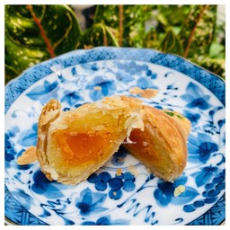 กะหรี่พัฟ - ถั่วไข่เค็ม กล่องละ 5 ชิ้น