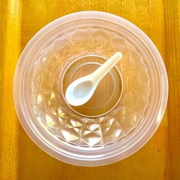 ถ้วยพลาสติก และ ช้อน