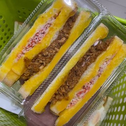 แซนด์วิชหมูหยองปูอัดน้ำสลัดโบราณ