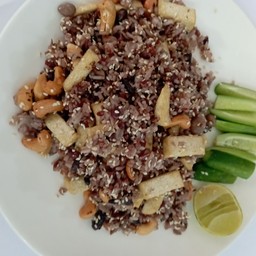 ข้าวผัดธัญพืชและเต้าหู้