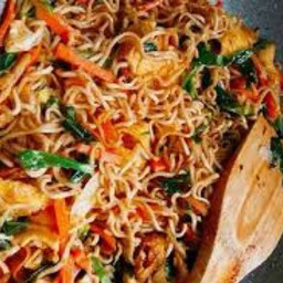 ผัดมาม่าแจ่วคอหมูพรีเมียร์