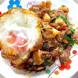 กะเพราเนื้อชิ้นราดข้าว+ไข่ดาว