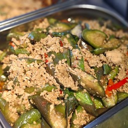 ผัดมะเขือยาวอกไก่สับ