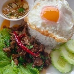 กระเพราเนื้อไข่ดาว