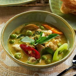 ข้าว หรือ ขนมจีน หรือ โรตี กับแกงเขียวหวานเนื้ออสเตรเลีย