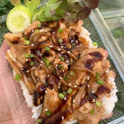 หมูผัดซอสเทอริยากิราดข้าว