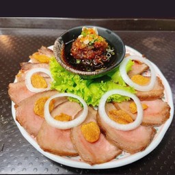 ลิ้นวัวส่วนนุ่มพิเศษเเร่บางอย่าง เสิร์ฟพร้อมซอสพอนสี