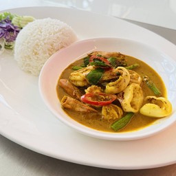 ข้าวทะเลผัดพริกแกง