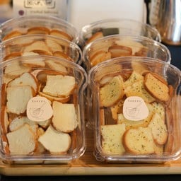 ขนมปังกรอบ (เนยนม)