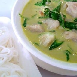 ขนมจีนราดแกงเขียวหวานลูกชิ้นปลากราย
