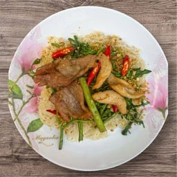 เส้นหมี่ผักกระเฉดหมู/ไก่