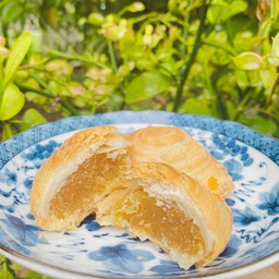 กะหรี่พัฟ ไส้สับปะรด กล่องละ 5 ชิ้น